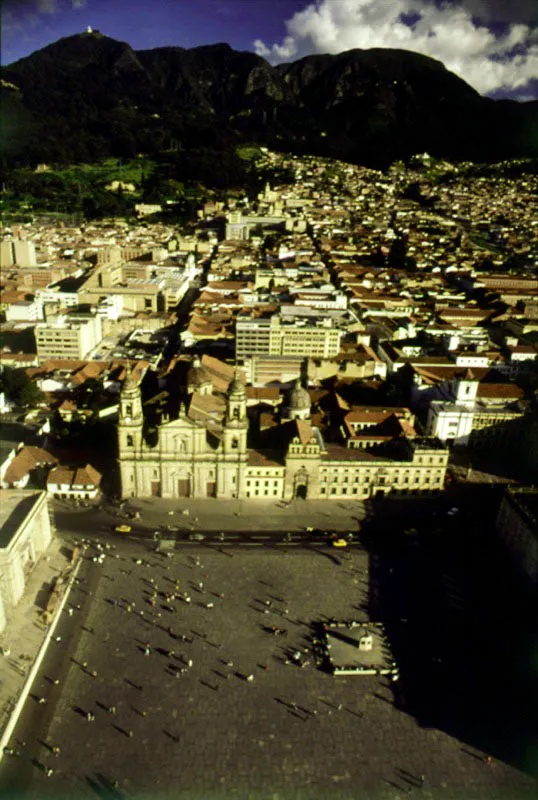 Plaza de Bolvar, barrios de La Candelaria y Egipto, y cerro de Guadalupe. La Plaza de Bolvar es el corazn de Bogot, su sitio histrico por excelencia. En torno a ella fue planeada la ciudad colonial, y se le dio el nombre de Plaza Mayor, que conserv hasta 1821, ao en que el Vicepresidente de Cundinamarca, general Francisco de Paula Santander, la denomin Plaza de la Constitucin, aunque los bogotanos siguieron llamndola Plaza Mayor. En 1847 el gobierno del general Toms Cipriano de Mosquera, para honrar la memoria del Libertador, dispuso rebautizarla como Plaza de Bolvar. Ese mismo ao, se coloc la primera piedra del Capitolio Nacional y se inaugur la estatua del Libertador, esculpida por Pietro Tenerani y obsequiada a la ciudad por Jos Ignacio Pars  ❏  En 1850, el gobierno del general Jos Hilario Lpez le devolvi el nombre de Plaza de la Constitucin. Sin embargo, los bogotanos prefirieron el de Plaza de Bolvar, y as la distinguieron hasta que fue oficializado en 1878. A partir de esta fecha las diferentes administraciones municipales trataron de embellecer la Plaza de Bolvar con todo tipo de adornos, desde jardines hasta fuentes luminosas. Para el sesquicentenario de la Independencia, en 1960, los arquitectos Jorge Gaitn Corts, a la sazn concejal de Bogot, y Fernando Martnez Sanabria, ejecutaron el proyecto de remodelacin de la Plaza como hoy la conocemos. 