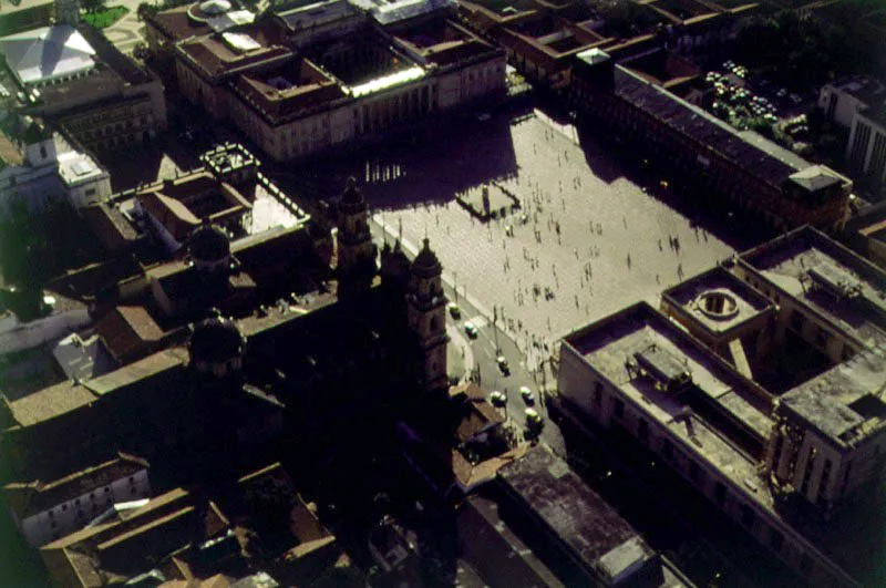 Plaza de Bolvar con la Catedral Primada, el Capitolio Nacional, la Alcalda Mayor y el Palacio de Justicia. En 1846, por encargo del Presidente Toms Cipriano de Mosquera, el arquitecto dans Toms Reed elabor los planos para el Capitolio Nacional, que ocupara el costado sur de la Plaza Mayor y que sera la sede de los Poderes Ejecutivo y Legislativo. La primera piedra del Capitolio se coloc el 20 de julio de 1847, pero su construccin se vio interrumpida, cuando se encontraba en los cimientos. Las obras se reiniciaron y se desarrollaron entre 1861 y 1874, durante las administraciones de Mosquera, Manuel Murillo Toro y Eustorgio Salgar. Los planos del Capitolio sufrieron numerosas modificaciones hechas por el arquitecto italiano Pietro Cantini, por el arquitecto francs Gastn Lelarge y por los arquitectos colombianos Mariano Santamara y Alberto Manrique Martn. El 20 de julio de 1917 se inaugur el costado sur del Capitolio.  En el costado norte de la Plaza de Bolvar se reconstruye el Palacio de Justicia. 