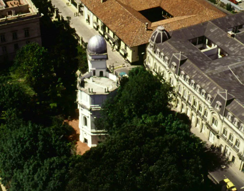 Observatorio Astronómico, Museo del Siglo XIX y Palacio Echeverri. Dentro de los jardines del Palacio de Nariño quedó inserto el histórico edificio del observatorio astronómico, obra que se debió a la iniciativa inagotable del sabio José Celestino Mutis, iniciada en mayo de 1802 y terminada en agosto de 1803. Francisco José de Caldas, quién fuera su primer director, describió en detalle la obra, en el Semanario del Nuevo Reino de Granada. ❏ Con planos del arquitecto francés Gastón Lelarge, el Palacio Echeverri se comenzó a construir en 1903, por encargo de los hermanos Echeverri, y quedó concluido en 1906. Este Palacio era la residencia privada más lujosa de Bogotá y es uno de sus orgullos arquitectónicos. Hoy lo ocupan las dependencias del Ministerio de Gobierno. Eric Williams