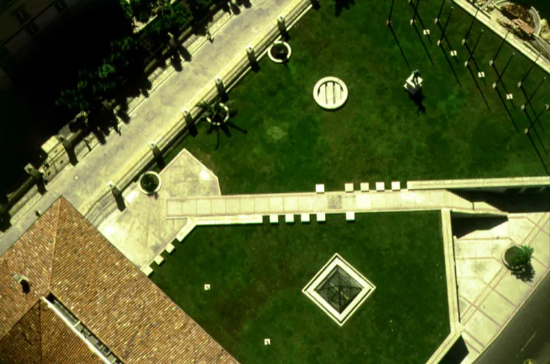 Plazuela Luis Carlos Galán frente al Palacio de Nariño. En el costado occidental de la carrera 8ª, frente al Palacio de Nariño, se inauguró, en 1992, la Plaza Luis Carlos Galán en la cual se encuentra la estatua del líder político sacrificado en agosto de 1989. Eric Williams