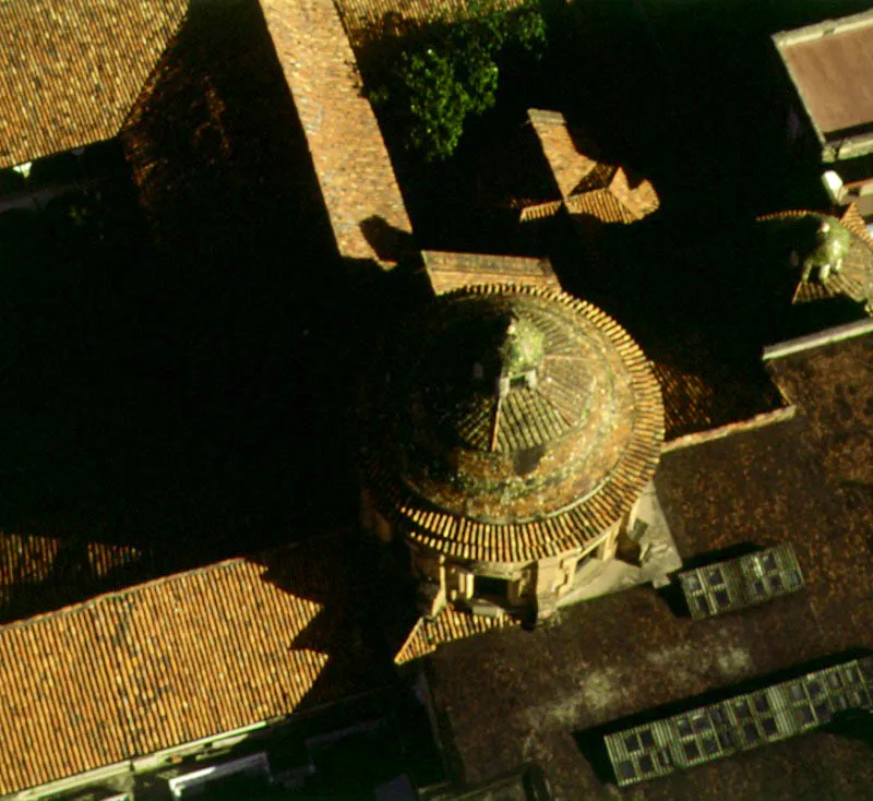 Patio del claustro de San Ignacio. Cpula de San Ignacio y patio del Museo de Arte Colonial. La iglesia de San Ignacio, cuya cpula es uno de los sellos inconfundibles de Bogot, comenz a construirse en 1605, junto con el edificio para el Colegio Mayor, Seminario de San Bartolom, regentado por los padres jesuitas. Dise los planos de ambos, y dirigi sus obras, el arquitecto jesuita italiano Juan Bautista Coluccini  ❏  Tambin son de obra de este arquitecto los planos del claustro de la Compaa de Jess, donde, desde 1942, funciona el Museo de Arte Colonial. Por este edificio, bella muestra de la arquitectura colonial, han desfilado distintas instituciones culturales. En l estuvieron las aulas de la Universidad Javeriana hasta la expulsin de los jesuitas en 1767 por orden de Carlos III, despus se le destin en forma sucesiva para el Museo Nacional, la Biblioteca Nacional, sede transitoria del Congreso en 1830, la Academia Colombiana de Historia y el Museo de Reproducciones Artsticas. Eric Williams