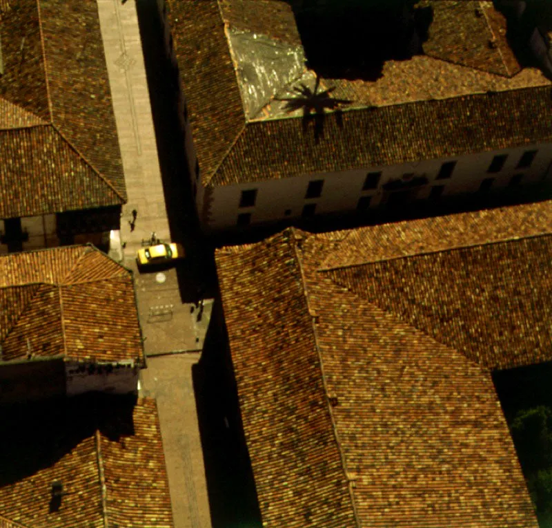 Tejados del Palacio de San Carlos y del Museo de Arte Colonial en la calle 10ª con carrera 6ª. El Palacio de San Carlos es una de las edificaciones más antiguas de Bogotá, ya que data de 1585. Construida para su residencia por el arcediano Francisco de Porras y Mejía, pasó a ser luego propiedad de los padres jesuitas, y en 1777, por disposición del fiscal Moreno y Escandón, se le designó como sede de la Real Biblioteca de Santa Fe. A partir de 1827 se utilizó como casa y despacho de los presidentes de Colombia, hasta 1908 cuando el presidente Rafael Reyes los trasladó al Palacio de Nariño. En 1954 el general Gustavo Rojas Pinilla retornó al Palacio de San Carlos, en donde vivieron y despacharon los presidentes hasta 1980, época en la que se reinauguró el nuevo Palacio de Nariño. Desde entonces, el Palacio de San Carlos sirve como sede de la Cancillería. Pilar Gómez