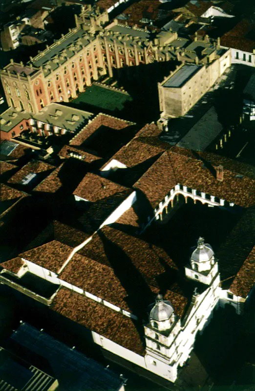 Iglesia y claustro de La Candelaria y antiguo Seminario Menor. La iglesia de La Candelaria fue construida en el barrio del Príncipe, a comienzos del siglo XVII, por el arquitecto Diego Sánchez de Montemayor, y consagrada a San Nicolás de Tolentino. En la República desaparecieron las denominaciones de Barrio de La Catedral y Barrio del Príncipe, y se formó el barrio de La Candelaria. Este barrio, a pesar de las diferentes alteraciones arquitectónicas, conserva la esencia de la arquitectura colonial, y sigue siendo el centro vivo de la tradición, de la cultura y de la historia de Bogotá ❏ Durante el siglo XIX, y las tres primeras décadas del XX, el barrio de La Candelaria fue el sitio de residencia de las familias tradicionales de Bogotá ❏ Cerca de la iglesia de La Candelaria, en la Calle del Sol, se levantó en 1917 el edificio del Seminario Menor, construido en estilo neogótico. Cuando el Seminario se trasladó de sede, en 1945, fue ocupado por las monjas clarisas que huyeron de él el 9 de abril de 1948, espantadas por los grandes incendios que devoraban los alrededores. El edificio del Seminario Menor permaneció abandonado 10 años. En la década de los cincuenta el gobierno lo adquirió y lo destinó al Departamento Administrativo de Seguridad, DAS. En 1974 el DAS se trasladó a sus nuevas dependencias en Paloquemao, y el edificio del Seminario quedó de nuevo abandonado. En 1990 se iniciaron los trabajos para convertir el Seminario Menor en un conjunto residencial denominado Calle del Sol. Pilar Gómez