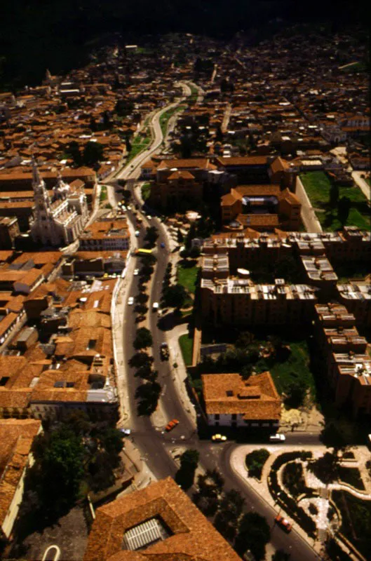 Calle 7ª, Ciudadela Santa Fe de Bogotá y Superintendencia Bancaria. La calle 7ª, antiguo cauce del río San Agustín, baja desde el barrio Egipto hacia la carrera 10ª, y es una de las vías principales del Centro Histórico. Sobre sus costados se encuentran importantes edificios, como los de la Superintendencia Bancaria, el Archivo Nacional, la ciudadela Nueva Santa Fe de Bogotá, Santuario de Nuestra Señora del Carmen, las oficinas anexas de la Presidencia de la República y del Colegio Salesiano de León XIII. Pilar Gómez