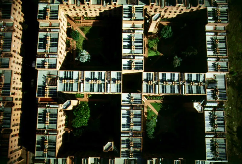 Patios de la ciudadela Nueva Santa Fe de Bogot. La ciudadela Nueva Santa Fe de Bogot, promovida por el Banco Central Hipotecario, es un ambicioso y decisivo proyecto para lograr la recuperacin del Centro Histrico, como zona residencial. Los diseos arquitectnicos fueron realizados por el consorcio Guerrero, Robledo, Salmona. Los primeros apartamentos de este conjunto residencial se terminaron de construir en 1986. Pilar Gmez