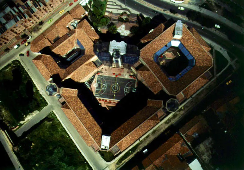 Superintendencia Bancaria. En 1986, la administración de Virgilio Barco Vargas ordenó la construcción de un edificio para la Superintendencia Bancaria. Se encargó de la obra el Banco Central Hipotecario, y se construyó con planos del arquitecto Alfonso Robledo Anzola. Pilar Gómez