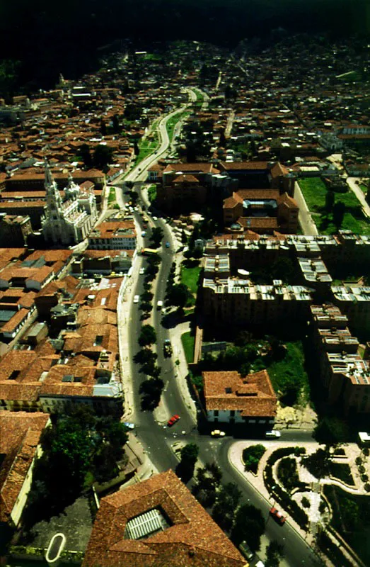 Calle 7ª, Ciudadela Santa Fe de Bogotá y Superintendencia Bancaria. La calle 7ª, antiguo cauce del río San Agustín, baja desde el barrio Egipto hacia la carrera 10ª, y es una de las vías principales del Centro Histórico. Sobre sus costados se encuentran importantes edificios, como los de la Superintendencia Bancaria, el Archivo Nacional, la ciudadela Nueva Santa Fe de Bogotá, Santuario de Nuestra Señora del Carmen, las oficinas anexas de la Presidencia de la República y del Colegio Salesiano de León XIII. Pilar Gómez