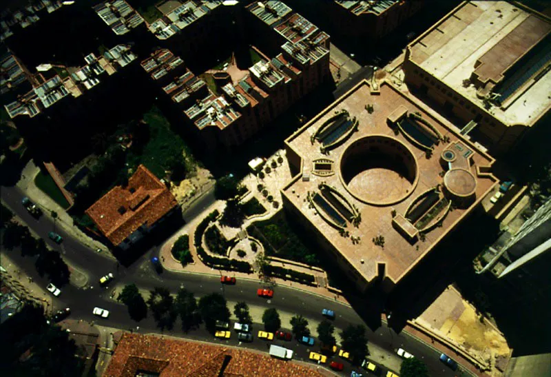 Archivo General de la Nación. Después de muchos años de permanecer abandonado, el Archivo Nacional encontró en la Biblioteca Nacional un rincón solidario que le permitió organizarse y cumplir con las funciones preservativas de la memoria histórica de la Nación para las que había sido creado. Bajo la administración de Virgilio Barco Vargas, y con diseño del arquitecto Rogelio Salmona, se inició en 1989 la construcción de la sede propia del Archivo Nacional. Se le dotó de un nuevo estatuto orgánico y se le denominó Archivo General de la Nación. El edificio, de características arquitectónicas espléndidas reúne, además, todas las especificaciones para las labores archivísticas. Pilar Gómez