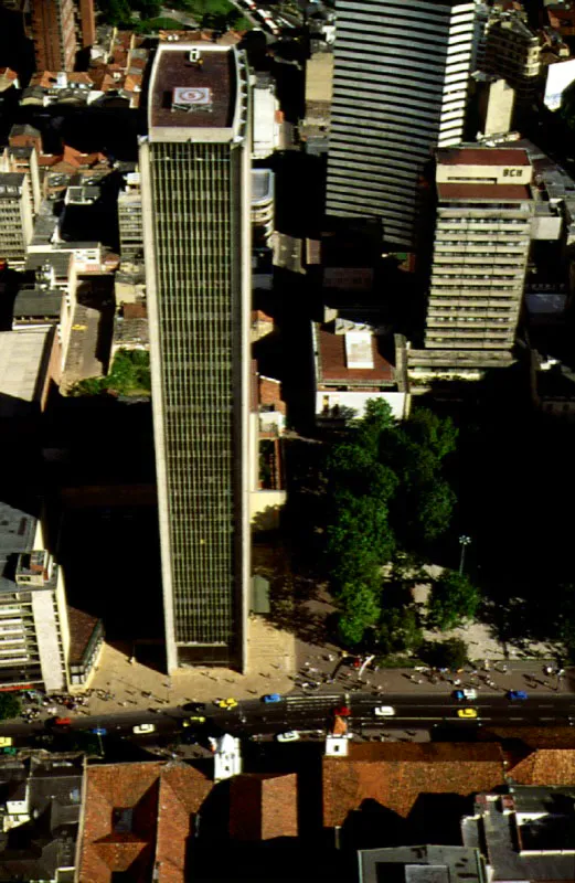 Iglesias de La Tercera y La Veracruz, frente al Parque de Santander. Vecina a la iglesia de San Francisco, de La Veracruz, fue edificada en el siglo XVI con el aporte de los ricos comerciantes de la Colonia que veneraban la imagen llamada El Seor del Comercio. La iglesia de La Veracruz se destin a recoger los despojos de los ajusticiados y a darles cristiana sepultura. All fueron sepultados, entre 1816 y 1819, los cuerpos de los mrtires de la Patria sacrificados por la justicia pacificadora, por lo cual la iglesia de La Veracruz se tiene como Panten Nacional. La iglesia de La Tercera, destinada como casa de oracin y recogimiento de los miembros de la Orden Tercera Franciscana, se empez a construir en 1761 y se concluy en 1794. La iglesia estaba comunicada con el convento de San Francisco por un arco, ingeniosa obra de arquitectura, que le dio a la calle 16, entre carreras 7 y 8, el nombre de Calle del Arco. La iglesia es conocida por su esplndida obra de talla en nogal y cedro. Pilar Gmez