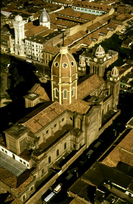 Parque de Las Cruces, iglesia de Nuestra Señora del Carmen y capilla del Santísimo Rosario. El Parque actual de Las Cruces, utilizado como Plaza de Armas desde los primeros días de la República hasta los años treinta, es uno de los más antiguos de la ciudad. La pileta de piedra que hoy lo adorna fue construida en 1911 para celebrar las fiestas patrias de ese año ❏ La iglesia parroquial de Nuestra Señora del Carmen, más conocida como iglesia de las Cruces, fue construida por el arquitecto Arturo Jaramillo y consagrada, en 1928, por el Arzobispo de Bogotá Ismael Perdomo ❏ Sobre el costado oriental del Parque de Las Cruces se encuentra la Capilla del Santísimo Rosario, de las hermanas dominicas de Santa Catalina de Siena. Pilar Gómez