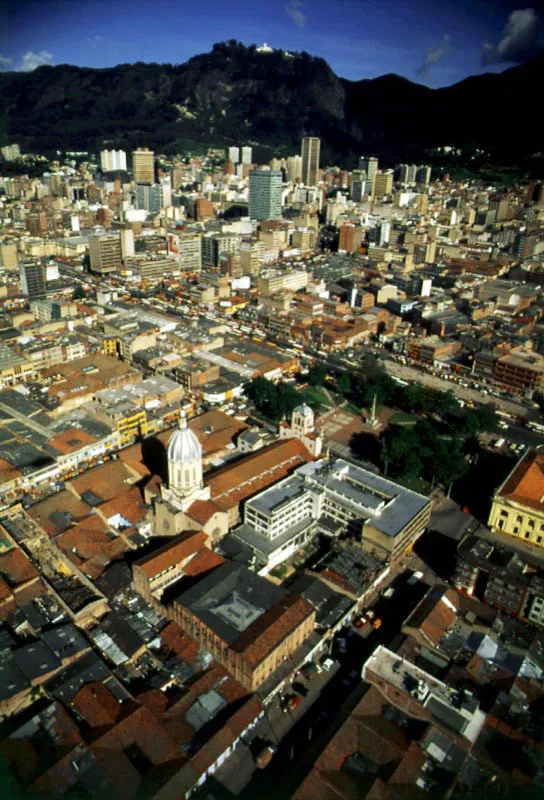 Basílica del Voto Nacional y Parque de los Mártires. Cuando la guerra de los Mil Días estaba en su momento más desesperado, el gobierno que presidía José Manuel Marroquín, y a instancias del Arzobispo de Bogotá, hizo promesa de levantar un templo en el costado occidental del Parque de los Mártires consagrado al Corazón de Jesús, si se obtenía pronto la paz en Colombia. La primera piedra del Voto Nacional se colocó en junio de 1902 y la paz entre los colombianos se firmó en noviembre, dando fin a la guerra que desde hacía tres años cubría de sangre todos los rincones del país. La consagración definitiva del Voto Nacional se efectuó en junio de 1927, y en su carácter de iglesia votiva por la paz, se la honró con el título de Basílica Menor ❏ Plaza de la Huerta de Jaimes se llamó, desde 1688, la zona ubicada al norte de la estancia del mismo nombre. En esta Plaza fueron fusilados en la Epoca del Terror varios de los patriotas que oponían resistencia al régimen pacificador. En su homenaje, y por ordenanza de la Cámara Provincial de Bogotá, en 1850, el nombre se cambió por el de Parque de los Mártires y se mandó erigir un obelisco, el cual sólo fue construido en 1880, en las postrimerías de la administración del general Julián Trujillo. Pilar Gómez