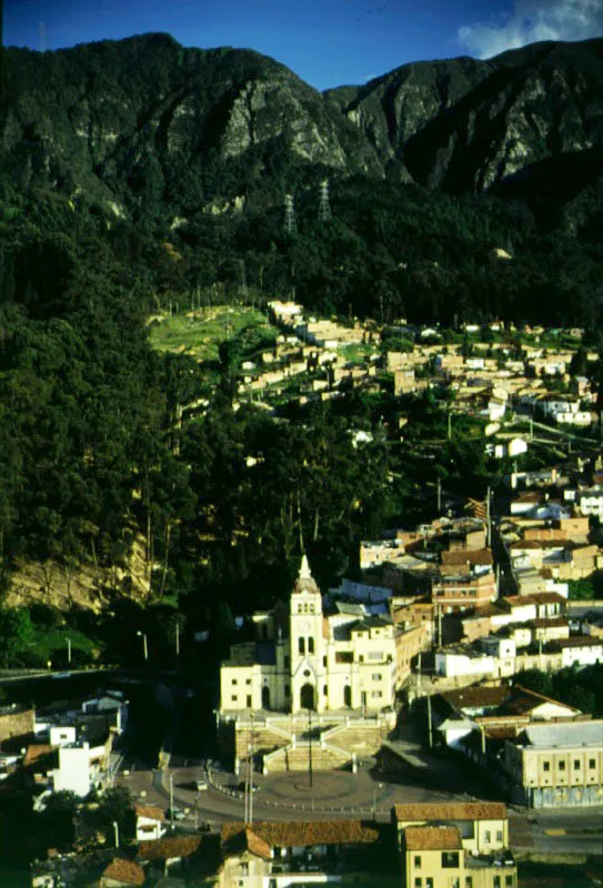 Plazuela e iglesia de Nuestra Seora de Egipto. La comunidad de Egipto, una de las ms antiguas de Bogot, no figur como barrio de la capital hasta varios aos despus de la Independencia. Sus fiestas tradicionales de los Reyes Magos, de profunda raigambre popular, datan del siglo XVII. En su plazuela, tpica muestra del estilo de vida colonial, se encuentra la iglesia de Nuestra Seora de Egipto y se conserva la casa en que vivi el general Hermgenes Maza, hroe de nuestra independencia. Pilar Gmez