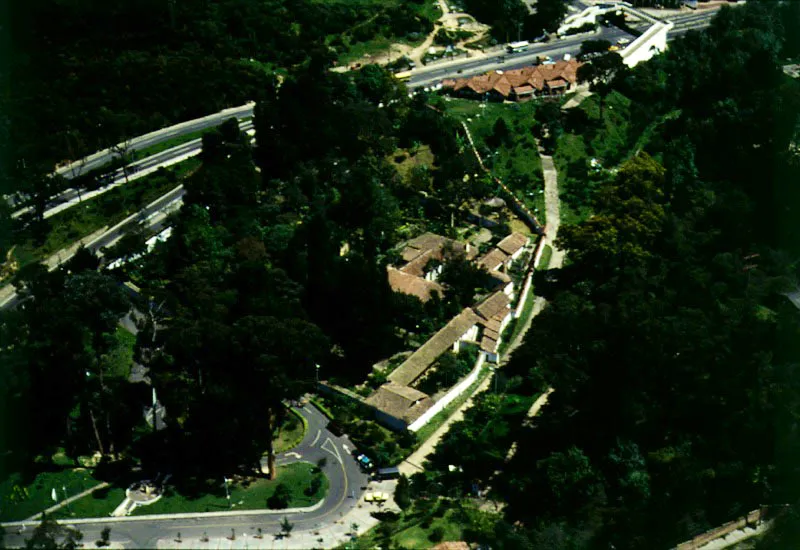 Quinta de Bolvar. Edificada en las estribaciones de Monserrate por Jos Mara Portocarrero, y conocida hasta los albores de la Repblica como Quinta Portocarrero, esta acogedora casona santaferea fue adquirida en 1821 por Tiburcio Echeverri por encargo del Vicepresidente de Cundinamarca, general Francisco de Paula Santander, para obsequiarla al Libertador Simn Bolvar. Por escritura pblica, el Libertador don la finca al mejor amigo que tengo en Bogot, el distinguido ciudadano Jos Ignacio Pars, quien a la muerte de Bolvar tom a empeo convertir la quinta en un lugar donde se conservaran los objetos que sirvieran para recordar y honrar la memoria del gran hombre. La estatua que Pars le contrat a Pietro Tenerani y que en la actualidad se encuentra en la Plaza de Bolvar, estaba destinada para los jardines de la Quinta de Bolvar. En 1919 el gobierno nacional adquiri la Quinta y la consagr como monumento nacional y casa museo. Pilar Gmez