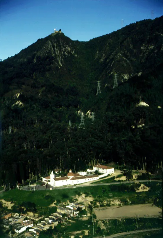 Santuario de Nuestra Seora de La Pea y cerro de Guadalupe. A finales del siglo XVII, Bernardino de Len hall las imgenes de la Sagrada Familia y el Arcngel Miguel esculpidas en la roca de un cerro al oriente de Bogot. Con ocasin del milagro de La Pea, Garca de Villanueva, constituido en patrn, tesorero y capelln de la ermita, divulg el culto milagroso y orden edificar, en la parte ms accesible, una nueva iglesia. El albail Dionisio Pea dirigi la sencilla obra que hasta hoy se conserva, y en 1716 se procedi al traslado de las imgenes, que se encontraban en la pea de su aparicin, a la iglesia. El Santuario fue reconstruido en los aos sesenta, conserva su estilo colonial y es sitio permanente de peregrinacin  ❏  No se conoce la fecha de la primera construccin de la ermita que se erigi en lo alto del cerro bogotano consagrada a la Virgen de Guadalupe. S se sabe que la iglesia fue varias veces destruida por fuertes temblores, y estuvo en ruinas desde mediados del siglo XVII hasta bien entrado el siglo XIX, en que se intent levantar un santuario y una estatua monumental de la Virgen de Guadalupe, idea que no se concret sino hasta mediados de los aos treinta de este siglo. Pilar Gmez