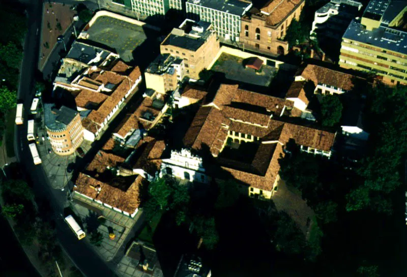 Iglesia y claustro de Nuestra Seora de Las Aguas y Universidad de los Andes. La iglesia antigua de Las Aguas, otro de los tesoros de nuestra arquitectura colonial, junto con su convento fueron construidos por los frailes dominicos a mediados del siglo XVII, y sus galeras constituyeron, en el siglo XIX y principios del siglo XX, un sector de enorme movimiento comercial que le daba vida al oriente de la ciudad. El claustro de Las Aguas est ocupado hoy por la sede de Artesanas de Colombia  ❏  La Universidad de los Andes, uno de los mayores centros de investigacin cientfica, filosfica y humanstica del pas, fue fundada en 1948 en el sitio que hoy ocupa al oriente de Bogot sobre las colinas del cerro de Guadalupe. Pilar Gmez