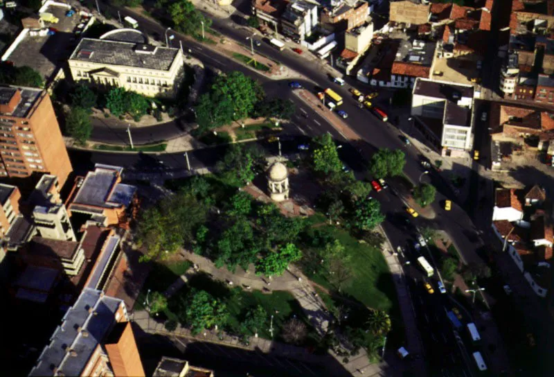 Parque de los Periodistas, templete de Bolívar y Academia Colombiana de la Lengua. El templete que actualmente adorna el Parque de los Periodistas, frente al edificio de la Academia Colombiana de la Lengua, se construyó con motivo del centenario del nacimiento del Libertador, en 1883, y permaneció en el Parque del Centenario, sector de San Diego, hasta cuando éste fue demolido, en 1948, para dar paso a la carrera 10ª. Con ocasión del sesquicentenario de la Independencia, el templete se reubicó en el Parque de los Periodistas, el cual fue remodelado en 1988, para las celebraciones de los 450 años de la fundación de Bogotá ❏ La Academia Colombiana de la Lengua, fundada en 1871, tuvo su primera sede propia en 1914 en un amplio edificio de la calle 16 sobre la Avenida de la República, carrera 7ª, en cuyo frente se colocó la estatua de don Miguel Antonio Caro, uno de los fundadores de la Academia, esculpida en París por Pourquet. La actual sede de la Academia, en la Avenida 3ª, se inauguró en los años sesenta. Pilar Gómez