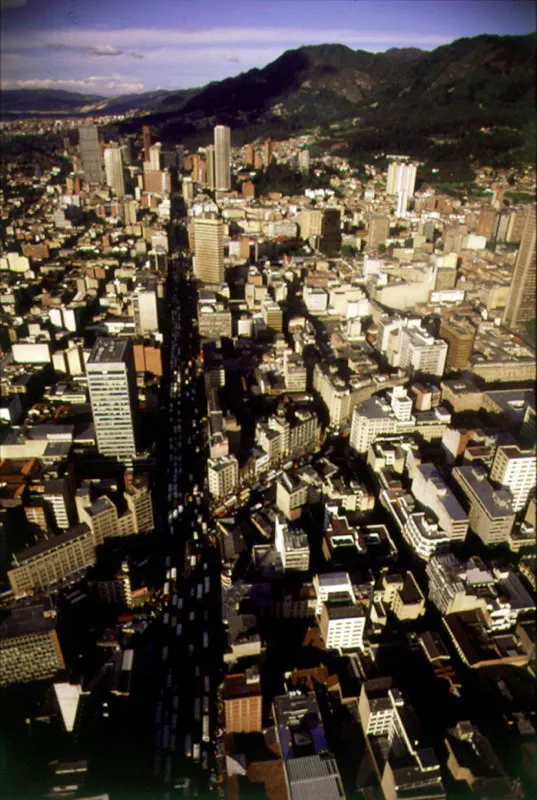 Carrera 10 desde la Avenida Jimnez hacia el Centro Internacional. En 1948 el Centro de Bogot se transform con la apertura de la carrera 10. Desapareci el Parque del Centenario, y la carrera 10 atraves el Centro desde la calle 26 hasta la Avenida Jimnez. Posteriormente fue prolongada hacia el Sur hasta empatar con la salida a los Llanos Orientales, y hacia el Norte, por la calle 28, hasta empatar con la carrera 7. Pilar Gmez