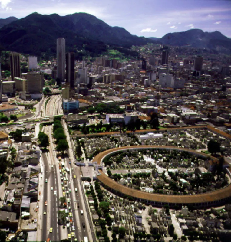 Avenida 26 desde el Cementerio Central hacia los cerros orientales. La calle 26, que en las primeras décadas del siglo llevó el nombre de Avenida Boyacá, partía del Parque del Centenario hacia el Occidente. En 1948, el alcalde Fernando Mazuera suprimió el Parque del Centenario para dar paso a la carrera 10ª y, diez años después el mismo alcalde dividió el Parque de la Independencia, para ensanchar y extender la Avenida 26, de tal manera que empatara con la autopista al aeropuerto de El Dorado. Por disposición del Concejo, la calle 26 fue bautizada como Avenida Jorge Eliécer Gaitán.