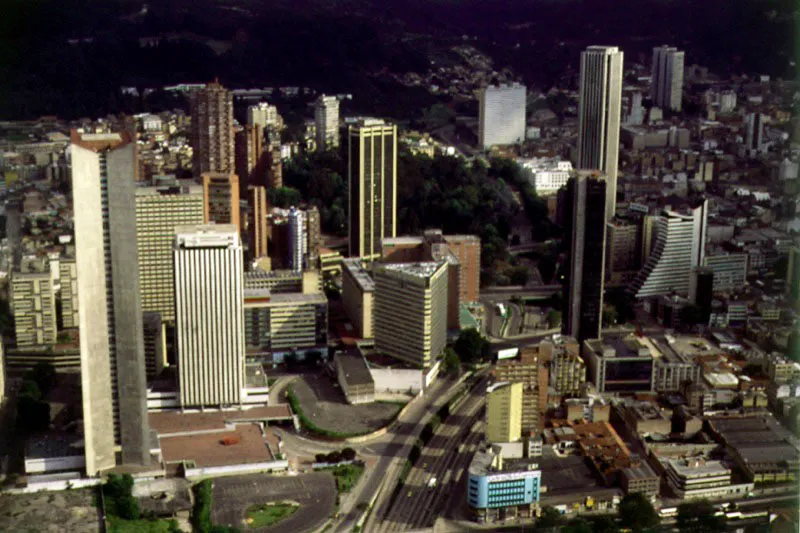 Centro Cvico Internacional de San Diego. En junio de 1962 se anunci la construccin de un gran Centro Cvico Internacional, que estara ubicado en el lote de la antigua Escuela Militar. All se construira un conjunto de edificios y un centro comercial integrado por el Hotel Tequendama, del Edificio Bochica y las Residencias Tequendama. El autor del proyecto, el arquitecto Fernando Martnez Sanabria, lo defini como el ms extraordinario proyecto de planeamiento urbanstico que se haya iniciado en el pas. El Centro Cvico Internacional de San Diego transform la concepcin arquitectnica de la capital y deline su futuro. 