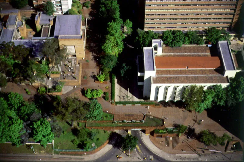 Pontificia Universidad Javeriana. La Universidad Javeriana es una de las más antiguas del país. Fundada en 1622, funcionó durante muchos años en el local conocido como de Las Aulas, hoy Museo de Arte Colonial. La Javeriana se cerró con la expulsión de los jesuitas en 1767, y se reabrió en 1931. Sus instalaciones actuales, localizadas en el lugar que se conoció como Barrocolorado, se empezaron a construir desde 1945. Aldo Brando