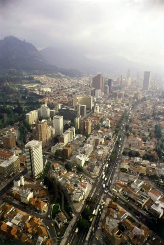 Barrios La Magdalena, Teusaquillo y Troncal Caracas. En la dcada de los treinta, los barrios de Teusaquillo y La Magdalena crecieron a la par con el de La Merced. Eran zonas residenciales con calles amplias y arborizadas, de trazo impecable y nomenclatura ordenada, y con residencias de diseos artsticos, tanto en la fachada como en la distribucin interior, rodeadas de jardines. El carcter residencial de estos barrios comenz a perderse desde los aos sesenta, y fue sustituido, en gran parte por oficinas  ❏  El sector del Sagrado Corazn creci, a principios de los aos cuarenta, como zona intermedia entre el Centro Internacional y Chapinero, con casas de estilo ingls y norteamericano  ❏  La Avenida Caracas, inaugurada a finales de los aos treinta, fue convertida en Troncal en 1991. Aldo Brando