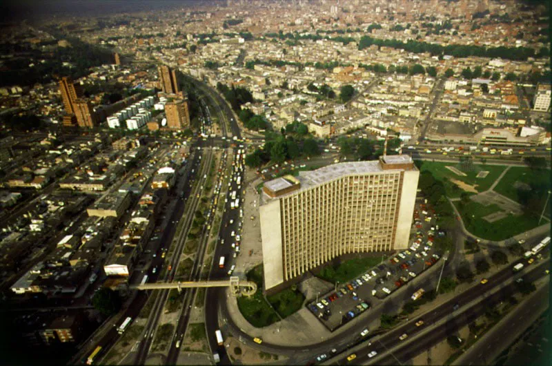Centro Administrativo Distrital. Ante la imposibilidad de albergar en el Palacio Liévano todos los despachos administrativos de Bogotá se construyó, en los años setenta, en la carrera 30 con Avenida 26, lo que se denominó Centro Administrativo Distrital. Eric Williams