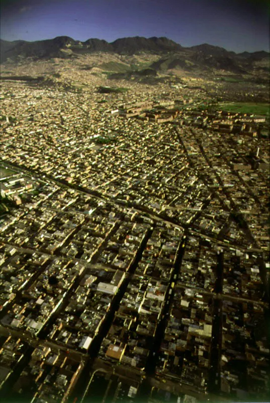 Barrios de El Carmen y San Vicente Ferrer con los cerros orientales. Al occidente del Parque Distrital de El Tunal y del complejo habitacional de Ciudad Tunal, están los barrios de El Carmen y de San Vicente Ferrer, dos comunidades cuya organización son ejemplo del próspero desarrollo del sector sur de la ciudad.