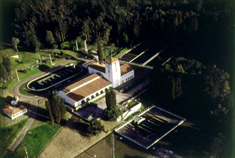 Acueducto de Vitelma. En 1922, la administracin de Pedro Nel Ospina emprendi la construccin de un gran acueducto al sur de Bogot en el sitio de Vitelma. Inaugurado en 1924 pareci ser la solucin para el suministro de agua potable a la ciudad. En 1938 fue necesaria su ampliacin y se empat con una red colocada sobre el Parque Nacional. 