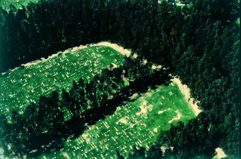 Parque cementerio Jardines de El Apogeo. Establecido a principios de los años setenta, los Jardines de El Apogeo es uno de los parques cementerios más grandes de Bogotá, ubicado sobre la Autopista del Sur, en terrenos de la antigua hacienda de El Apogeo. Pilar Gómez