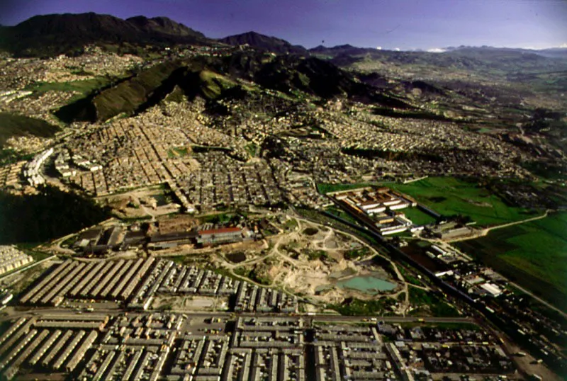 Alrededores de la Escuela de Artillería del Ejército Nacional. A la altura de la calle 60 sur con carrera 7ª, rodeadas del barrio Molinos del Sur, se levantan las dependencias de la Escuela de Artillería, una de las instituciones más antiguas y de mayor tradición del Ejército colombiano. Sus edificios datan de principios de los años sesenta. Pilar Gómez