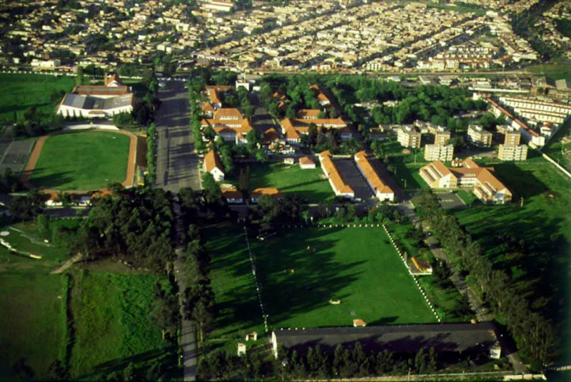 Escuela de Cadetes General Santander. Fundada en 1940, durante el gobierno de Eduardo Santos, la Escuela prepara y capacita a los agentes de Polica que prestan su servicio en todo el pas. Est ubicada sobre la Autopista Sur, en el barrio Muz. Pilar Gmez