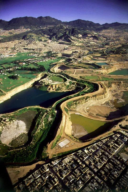 Sector de las gravilleras desde Meissen en la vía a Usme. Desde el siglo pasado, dentro de la organización territorial republicana, el poblado de Usme fue incorporado al Cantón de Bogotá, que comprendía lo que hoy es el territorio del Distrito Capital. De tierras aptas para la ganadería y cultivos de clima frío, y quebradas en algunas partes, Usme cuenta en el presente con una población que supera los cien mil habitantes, es sede de varias industrias y posee un comercio muy activo. En el sector operan las gravilleras La Fiscala y en la actualidad se ha emprendido un plan de recuperación ecológica que comprende, por una parte, trabajos de reforestación en forma simultánea con la extracción de grava y arena, y por otra, la construcción de un parque de doscientas hectáreas. Pilar Gómez