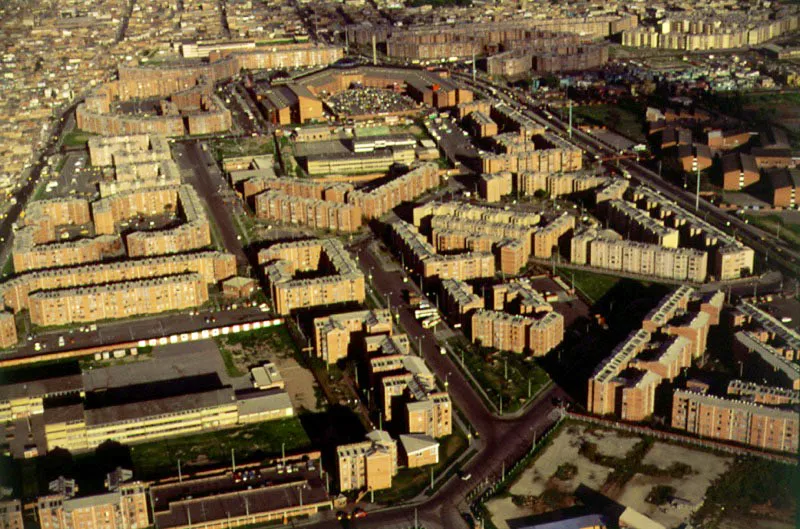 Conjunto residencial Ciudad Tunal. Centro Comercial Ciudad Tunal. Dentro de complejos residenciales edificados al sur de Bogotá, Ciudad Tunal es tenido como modelo. Allí se construyó el Centro Comercial Ciudad Tunal, tan concurrido como cualquiera de los grandes centros comerciales del Norte. Promovido por el Banco Central Hipotecario, realizó la obra la firma Cuéllar Serrano Gómez con el diseño del arquitecto Willy Drews. El Parque Distrital El Tunal hace parte de Ciudad Tunal. Pilar Gómez