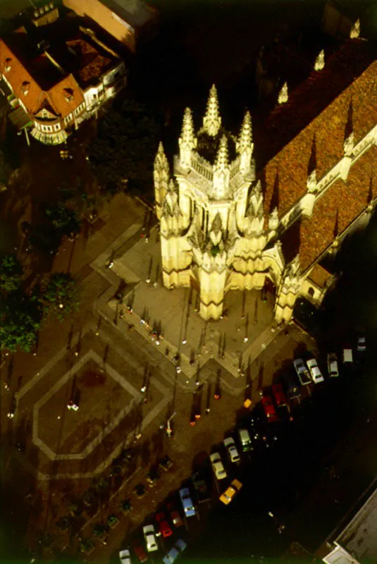 Iglesia de Nuestra Seora de Lourdes y Parque de Chapinero. La construccin del templo de Nuestra Seora de Lourdes en Chapinero se inici en 1884, se financi con bazares y otros eventos organizados por los vecinos del sector y dur ms de treinta aos. Se concluy hacia 1920. Los terrenos ocupados hoy por los jardines, fueron donados por Luis G. Rivas. En 1922 el Concejo de Bogot denomin la parte de los jardines que da sobre la carrera 13 como Plaza de la Repblica Argentina. Por iniciativa del Comit Cvico de Chapinero y de la Alcalda de Bogot, el Parque fue remodelado en 1993. 