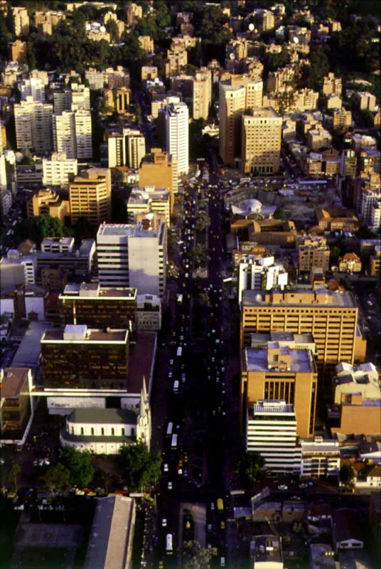 Avenida Santiago de Chile, iglesia de La Porcincula y el Centro Comercial Granahorrar. En diciembre de 1918 qued proyectada la Gran Avenida, hoy calle 72, amplia y moderna va comprendida entre la lnea del Ferrocarril del Norte, hoy carrera 13, y la gran Carretera Central, hoy carrera 7. En 1920 el Concejo de Bogot le dio el nombre de Avenida Santiago de Chile en homenaje a la capital de Chile en donde, a su vez, una de sus plazas principales fue bautizada como Plaza de Bogot. La inauguracin de la Avenida Santiago de Chile se efectu en 1920, fiesta patria de Chile. Esta avenida fue durante muchos aos un sector residencial, pero desde los aos setenta comenz a transformarse en uno de los sectores financieros ms importantes del pas, y las residencias seoriales desaparecieron, desplazadas por modernos edificios. De la antigua Avenida Santiago de Chile no queda en pie sino la iglesia de La Porcincula. 