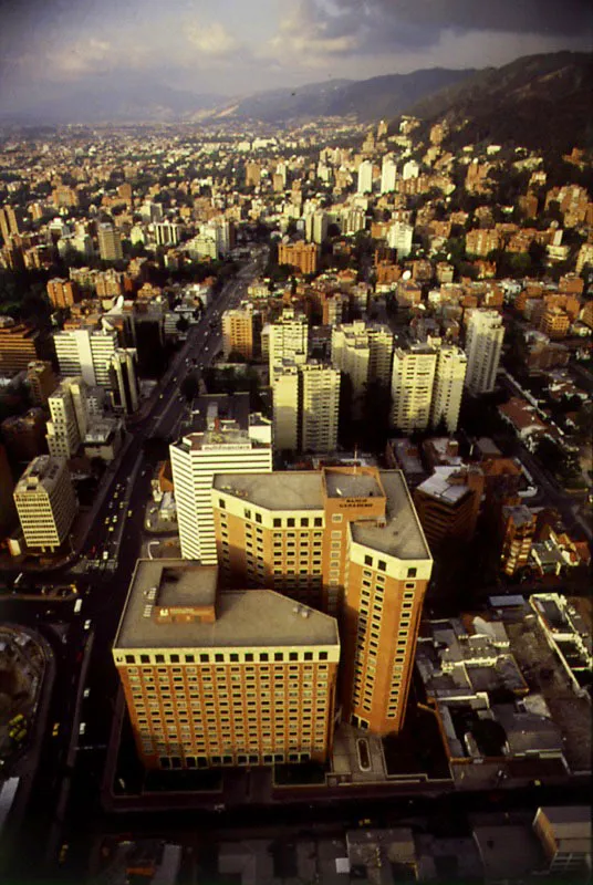 Carrera 7 desde la Avenida Chile hacia el Norte. Al norte de la calle 72, la carrera 7 se extiende hasta la calle 200. En el sector inmediato, entre las calles 72 y 90, se encuentran, al oriente de la carrera 7, los barrios residenciales de Los Rosales y El Refugio, y al occidente los de El Nogal, El Retiro y La Cabrera, barrios estos ltimos que han sufrido una transformacin considerable en su diseo original, ya que muy buena parte de las antiguas residencias fue sustituida por grandes edificios como el del Banco Ganadero y Banco Unin, en primer plano. 