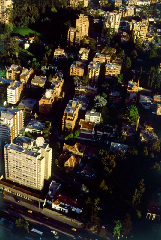 Residencia de la Embajada de Italia y parque de su nombre en el sector residencial de Los Rosales. La residencia del embajador de Italia está ubicada sobre la carrera 7ª con calle 77. Fue construida en los años cuarenta. Al lado se encuentra un pequeño y hermoso parque que lleva su nombre.