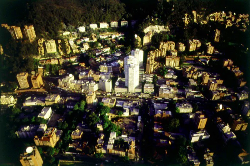 Barrio Los Rosales y El Refugio. Al nororiente de Bogotá se comenzaron a construir, desde 1920, barrios residenciales de estilo europeo y norteamericano, con grandes residencias rodeadas de árboles y alimentadas con acueducto propio por el agua natural de las quebradas que corrían por los cerros. El primero de estos barrios fue el de Los Rosales, planeado en torno a la quebrada del mismo nombre. Después lo siguió el barrio El Refugio.