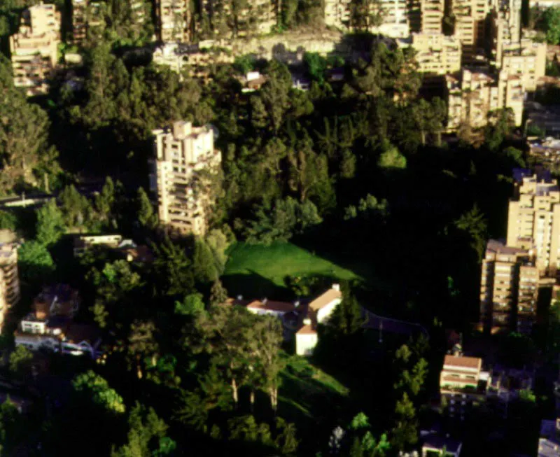 Residencia de la Embajada de los Estados Unidos de Norteamrica. En el barrio de Los Rosales est situada la residencia del Embajador de los Estados Unidos, una de las mansiones de mayor envergadura construida en Bogot a finales de los aos cuarenta. 