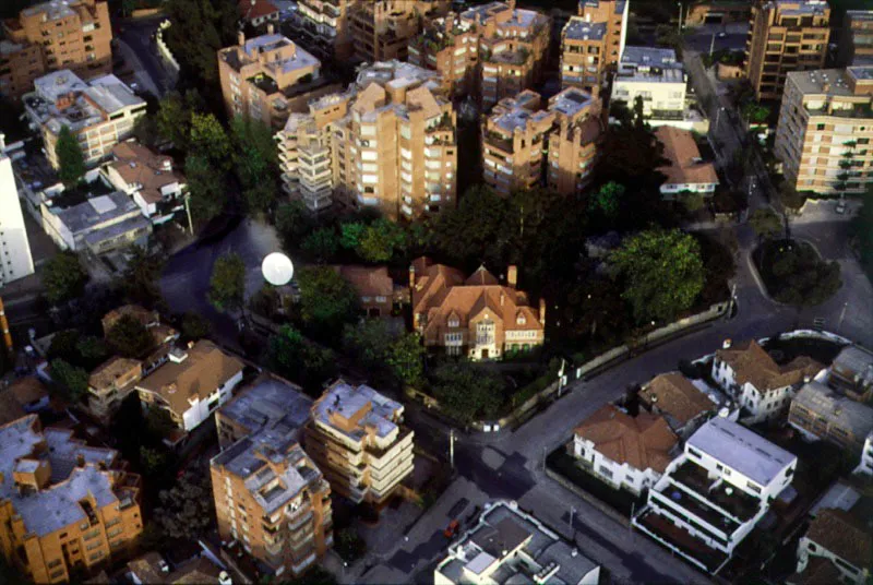 Cancillería de la Federación de Rusia. Esta gran casa de estilo inglés, una de las primeras que se edificaron en el barrio de Los Rosales, fue ocupada en 1968 por la Embajada de la antigua Unión Soviética cuando se restablecieron las relaciones diplomáticas con ese país.