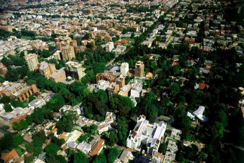 Barrios de La Cabrera y El Chicó. A mediados de los años sesenta se inició la urbanización de los extensos terrenos occidentales de la Hacienda de El Chicó, desde la carrera 7ª hasta la autopista norte, y de la calle 90 a la calle 94. En ella se construyeron numerosas casas de un piso, con jardines interiores y exteriores, que dieron origen a un barrio elegante, con calles de trazado moderno y abundante arborización.