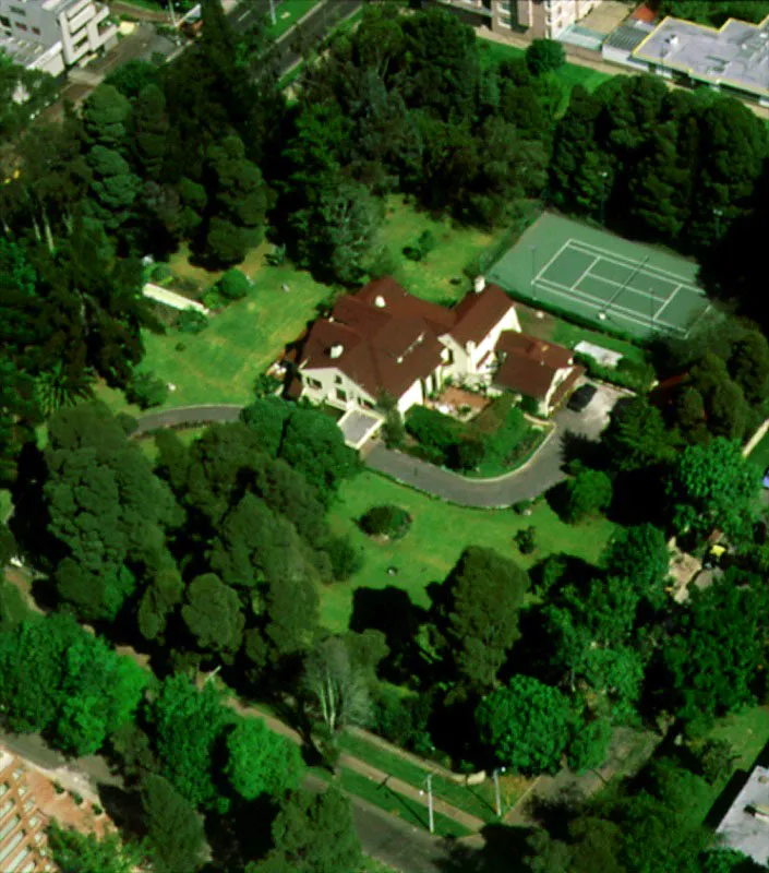 Residencia de la Embajada de Gran Bretaña en el barrio La Cabrera. La sede que hoy ocupa la Embajada de la Gran Bretaña en Bogotá, en el barrio de La Cabrera, fue construida en los años cuarenta por Camilo de Brigard Silva, quien la alquiló a Su Majestad Británica. La casa es clásica en la arquitectura bogotana y está rodeada por amplios jardines, que ocupan una manzana.