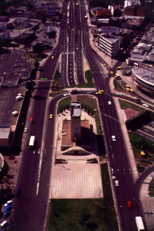 Monumento a los Héroes de la Independencia y Troncal Caracas. Este monumento fue erigido en Bogotá a la memoria y al culto de los héroes que forjaron nuestra nacionalidad, fue construido en 1955 por disposición del gobierno que presidía el general Gustavo Rojas Pinilla. En sus muros están inscritos los nombres de los batallones que participaron en las batallas de la gesta libertadora y los de los soldados que pelearon en las contiendas. Al frente del monumento, mirando al Norte, puede apreciarse la estatua ecuestre del Libertador.