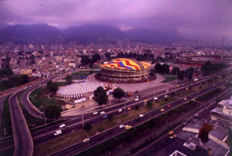 Coliseo Cubierto y Estadio Nemesio Camacho El Campín. El estadio de fútbol de Bogotá, conocido como Nemesio Camacho o El Campín, fue inaugurado en agosto de 1938, dentro de las obras conmemorativas del IV Centenario de la capital. Construido con capacidad original para 35.000 espectadores, está situado en terrenos de la antigua hacienda de El Campín, de propiedad de Nemesio Camacho, cuyo hijo, Luis Camacho Matiz, obsequió a la ciudad el lote para el estadio. Remodelado en 1968 y modernizado posteriormente, tiene una capacidad actual para 70.000 espectadores ❏ El Coliseo Cubierto Luis Camacho Matiz, aledaño al estadio, se inauguró en 1968 como parte de un vasto plan de instalaciones deportivas que se proyectó con motivo del Congreso Eucarístico Internacional. Su capacidad es de 25.000 espectadores.