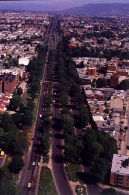 Autopista del Norte. La Autopista del Norte se construyó como una variante occidental de la antigua Carretera Central del Norte, ahora carrera 7ª. La autopista, iniciada en 1950, se inauguró en 1954, y empata en La Caro, por un viaducto, con la Carretera Central del Norte.