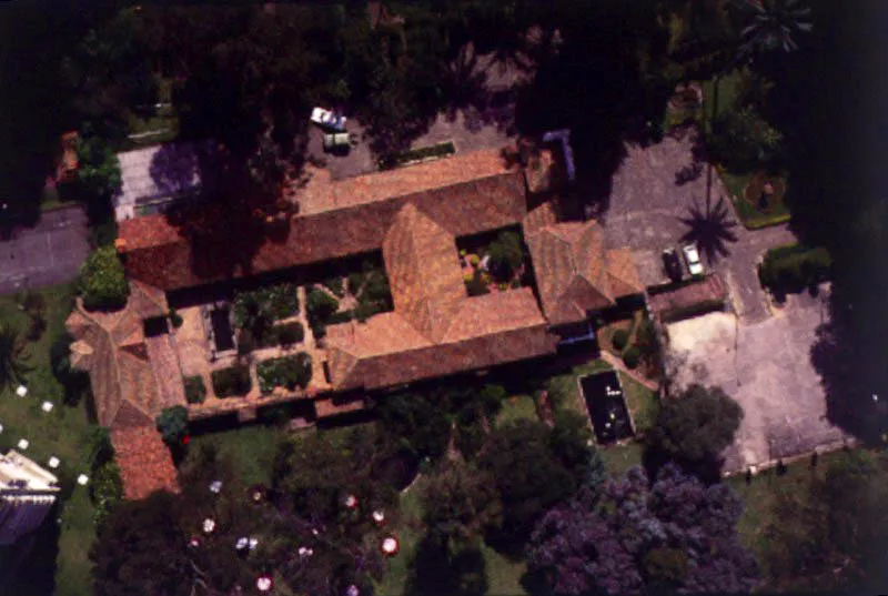 Museo de El Chicó, Mercedes Sierra de Pérez, dentro del parque de su nombre. La Hacienda de El Chicó fue, durante la Colonia, una de las más grandes en los alrededores de Santafé, y su casa sin duda la mayor y la más lujosa construida en esa época. La compró a principios de siglo José María Sierra, con todos sus predios, y la heredó su hija Mercedes, quien coleccionó diversas obras de arte, muebles coloniales y objetos artísticos, que conforman el Museo de El Chicó, en cuyos jardines funciona un parque infantil, al cuidado de la Sociedad de Mejoras y Ornato de Bogotá.