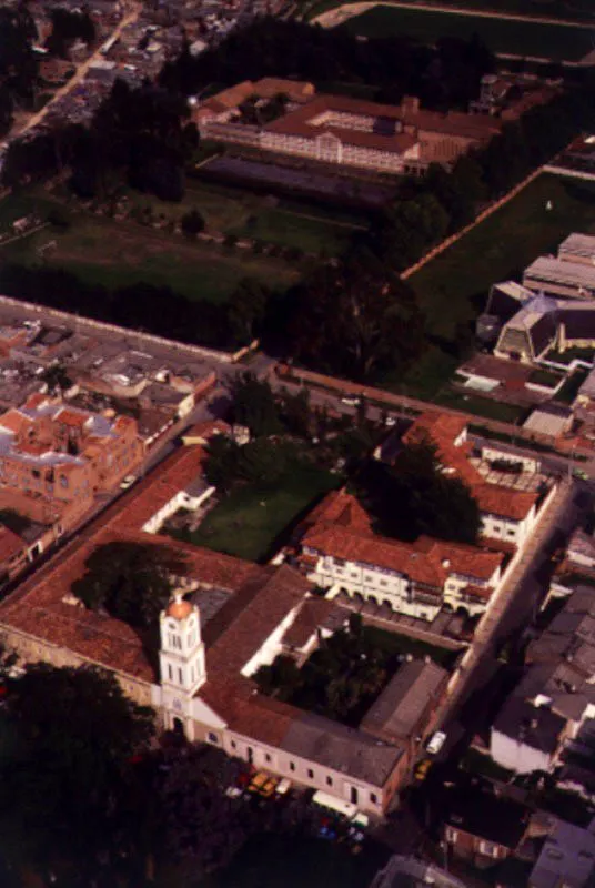 Plaza de Usaqun, iglesia de Santa Brbara y cede del Celam. Desde los tiempos anteriores a la conquista, el cercado de Usaqun era un sitio estratgico, tanto en pocas de paz como de guerra. All se detenan los viajeros a tomar un descanso, cuando venan de Hunza a Bacat o iban de Bacat a Hunza. En Usaqun se ubicaban las avanzadas de los ejrcitos del Zipa en sus guerras interminables contra el Zaque de Tunja. Durante la Colonia, Usaqun cobr mayor importancia como sitio para pernoctar, y en la Independencia y la Repblica se libraron en sus predios fuertes combates. Como municipio fue uno de los lugares favoritos de paseo de los bogotanos; su permetro urbano se llen de quintas y de casas cmodas y elegantes, y al fin lo absorbi la capital. Hoy es uno de los barrios residenciales del extremo norte de Bogot, en el que se han reunido el encanto del pasado y el toque modernista del presente  ❏  En una antigua quinta de Usaqun, al oriente de la plaza, se estableci la sede de la Conferencia Episcopal Latinoamericana, Celam. 