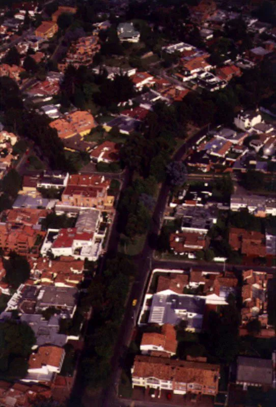 Barrio Santa Ana oriental. La antigua hacienda de Santa Ana, de gran extensin, al norte de Bogot y al sur de Usaqun, era de propiedad del escritor y educador don Toms Rueda Vargas, autor de la obra La Sabana de Bogot. En los aos cincuenta se empezaron a construir en los terrenos de esta hacienda los barrios de Santa Ana Oriental y Santa Ana Occidental. 