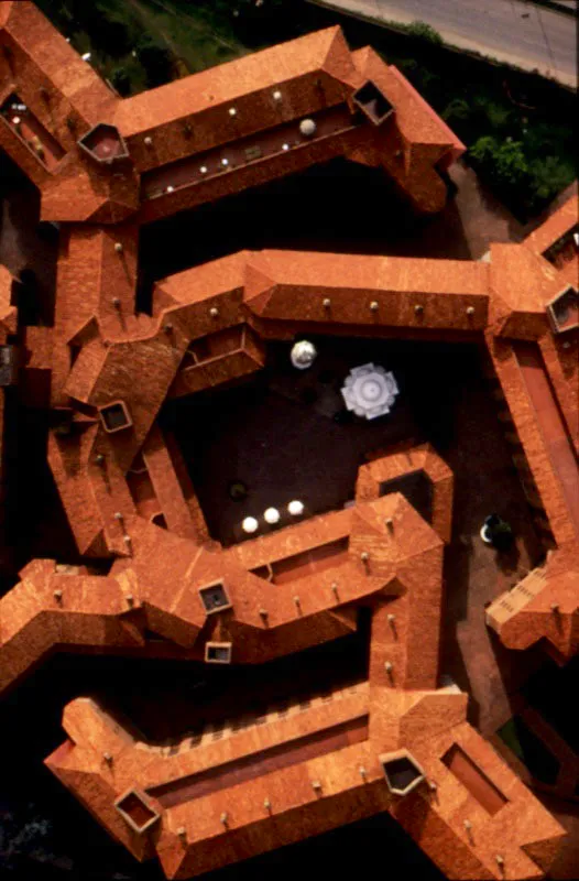 Ciudadela Plenitud. Construida por la firma Pedro Gómez y Cía. en 1981, la ciudadela Plenitud, sobre la diagonal 127, en el costado norte, de frente a Unicentro, fue concebida como vivienda para personas de la tercera edad. Está situada sobre los predios de la casa que perteneció al poeta Jorge Rojas. En la actualidad la ciudadela está dividida en dos sectores, uno de apartamentos y el otro ocupado por el hotel La Fontana.