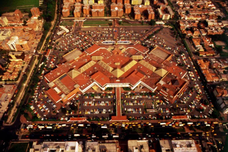 Centro Comercial Unicentro. El Centro Comercial Unicentro fue el primero de su gnero, construido en Bogot, inaugurado en abril de 1976, y ubicado en la calle 127 con la carrera 15, impuls de manera decisiva el desarrollo urbano de la ciudad hacia ese sector. Su concepcin y realizacin fueron obra de la firma Pedro Gmez y Ca. 